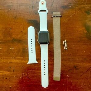 Apple Watch Series 4 with additional Milanese magnetic closure strap rose gold